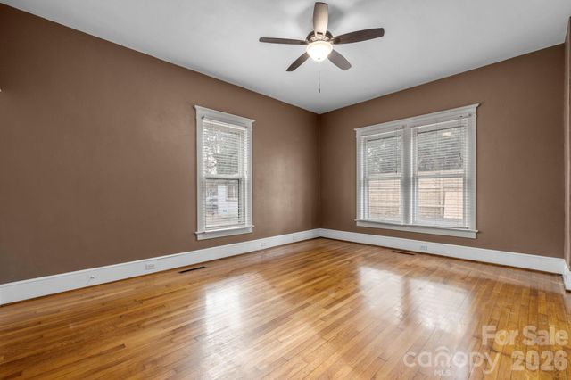 925 12th Avenue NW, Hickory, NC 28601