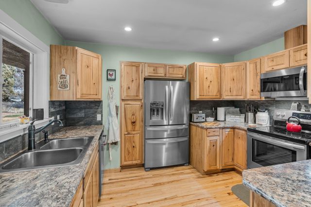 481 SW Helmholtz Way, Redmond, OR 97756