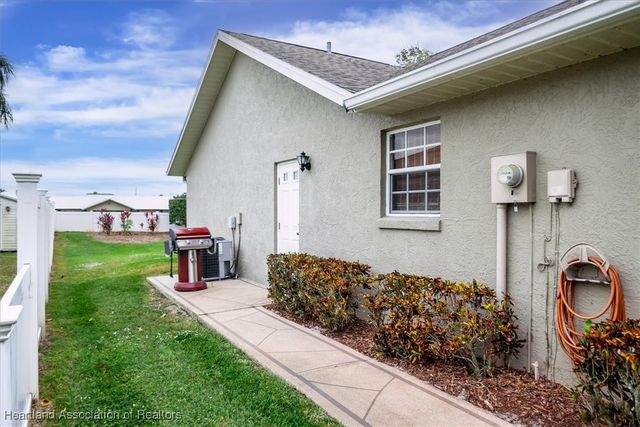 109 Lakefront Court NE, Lake Placid, FL 33852