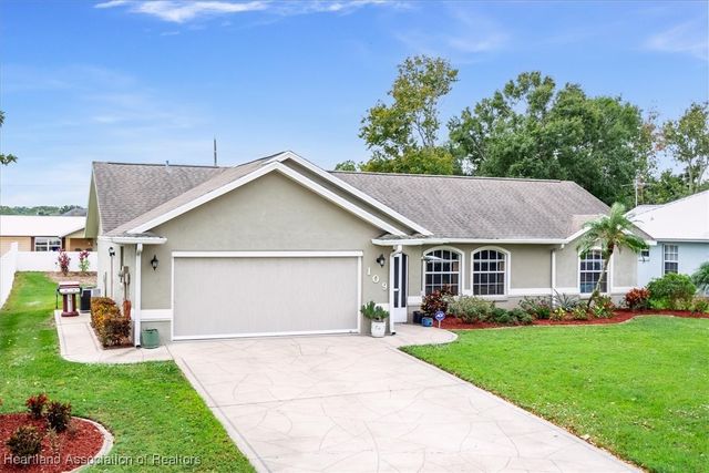 109 Lakefront Court NE, Lake Placid, FL 33852