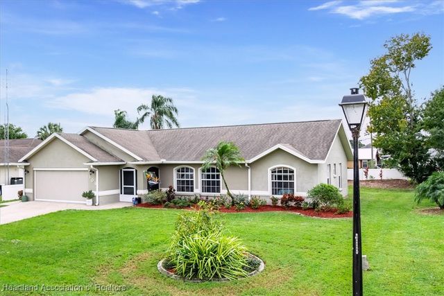 109 Lakefront Court NE, Lake Placid, FL 33852