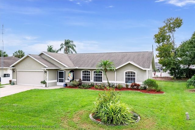 109 Lakefront Court NE, Lake Placid, FL 33852