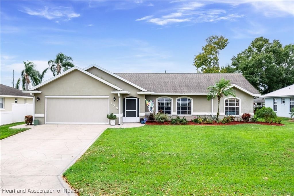 109 Lakefront Court NE, Lake Placid, FL 33852