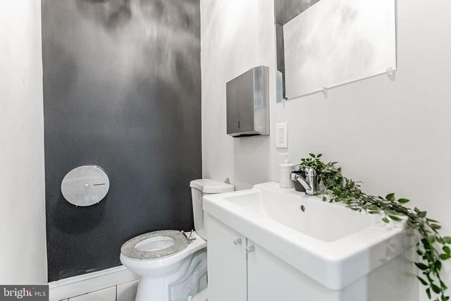 27 CHESTER PIKE, Darby, PA 19023