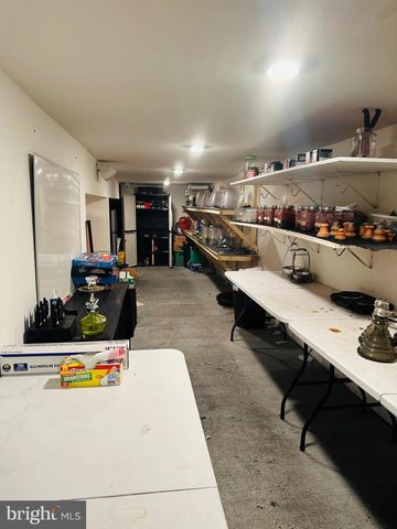 27 CHESTER PIKE, Darby, PA 19023