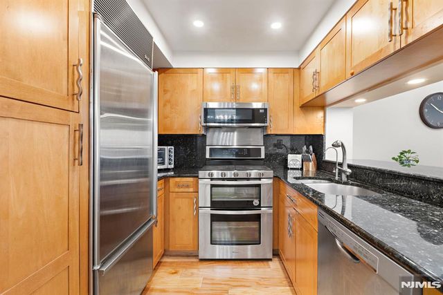 316 Nelson Court, Edgewater, NJ 07020