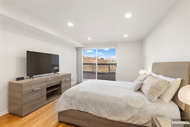 316 Nelson Court, Edgewater, NJ 07020