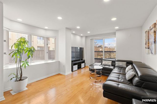 316 Nelson Court, Edgewater, NJ 07020