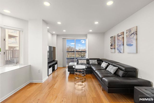 316 Nelson Court, Edgewater, NJ 07020