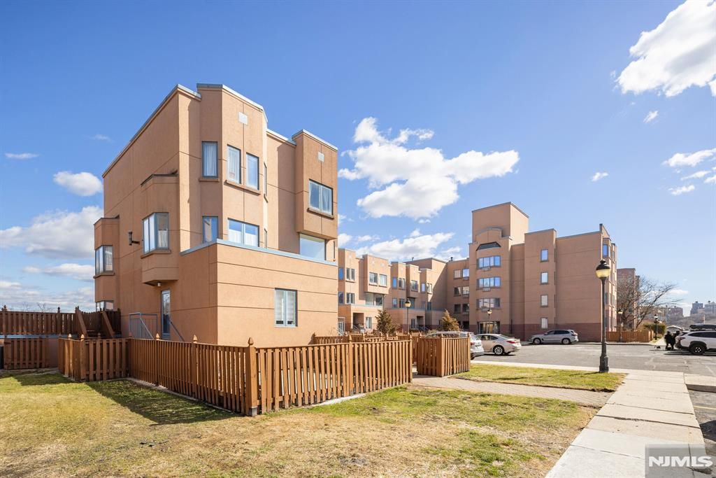 316 Nelson Court, Edgewater, NJ 07020