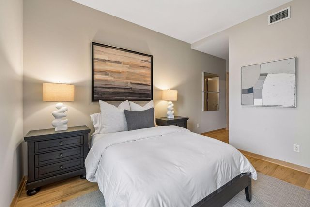 215 10th Avenue S 321, Minneapolis, MN 55415