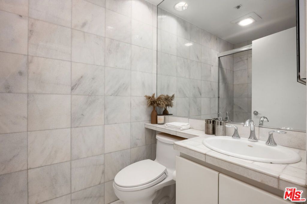 Image 10 of property listing at 1430 S Bentley Avenue 402, Los Angeles, CA 90025