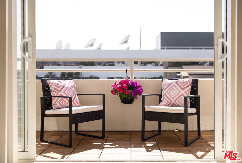 Image 3 of property listing at 1430 S Bentley Avenue 402, Los Angeles, CA 90025