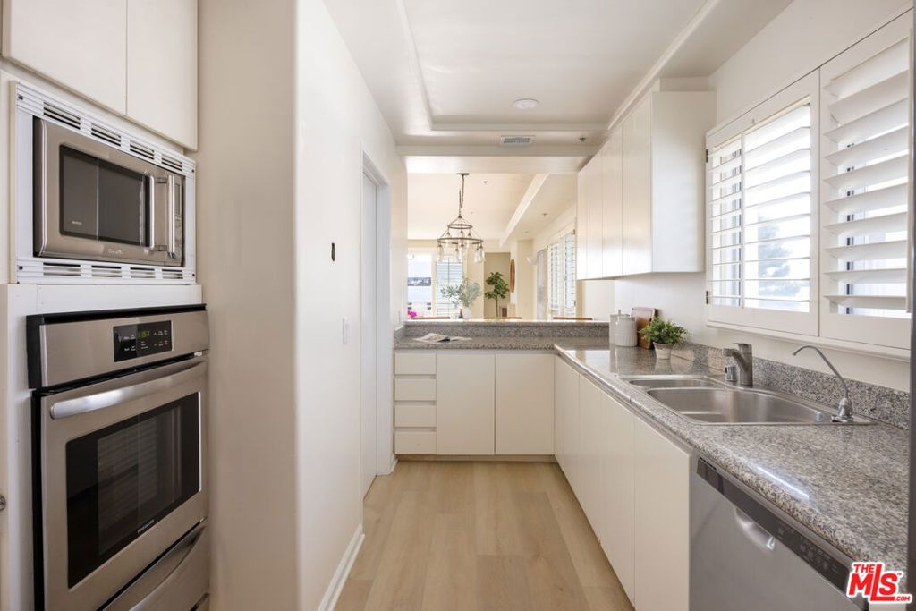 Image 7 of property listing at 1430 S Bentley Avenue 402, Los Angeles, CA 90025