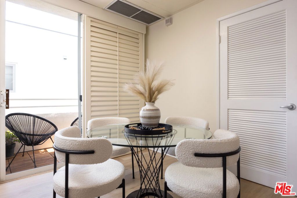 Image 8 of property listing at 1430 S Bentley Avenue 402, Los Angeles, CA 90025