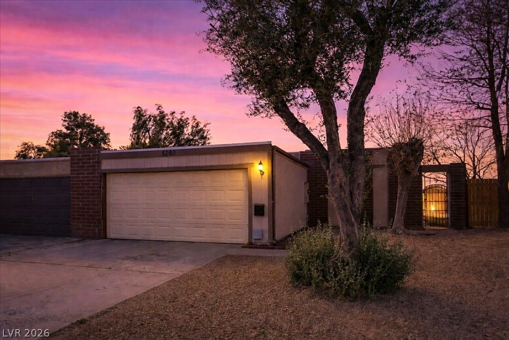 5260 North Lakewood Court, Las Vegas, NV 89120