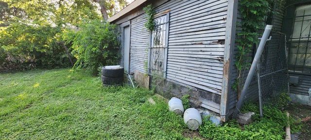 1320 Elmwood Avenue, Fort Worth, TX 76104