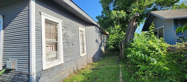 1320 Elmwood Avenue, Fort Worth, TX 76104