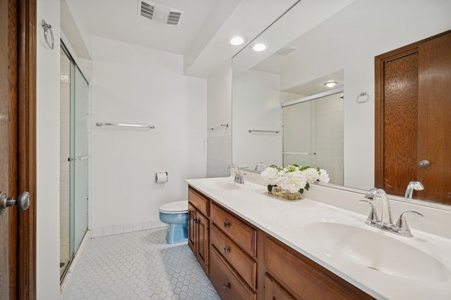 6400 N Cicero Avenue 315, Lincolnwood, IL 60712