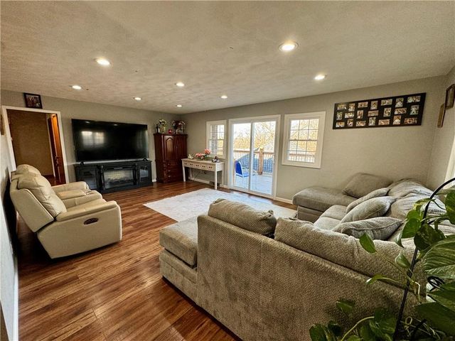 5948 Richmond Avenue, Kansas City, KS 66102