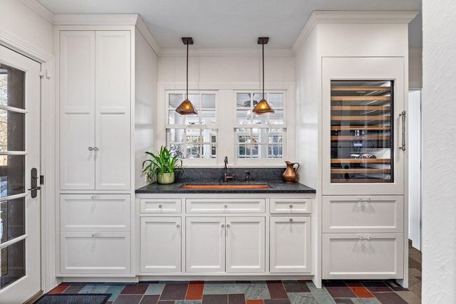 1014 Mount Curve Avenue, Minneapolis, MN 55403