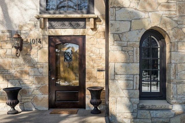 1014 Mount Curve Avenue, Minneapolis, MN 55403