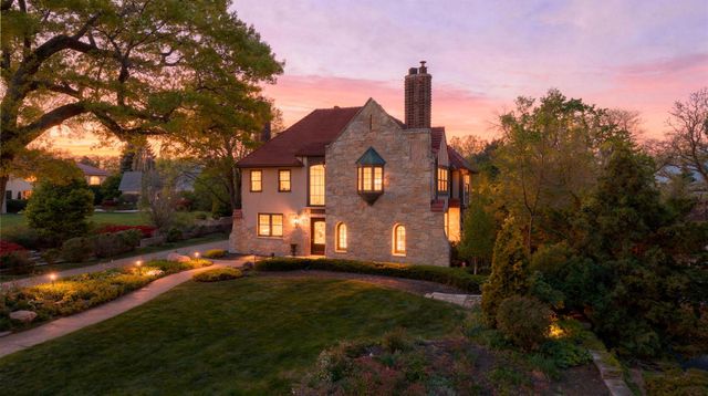 1014 Mount Curve Avenue, Minneapolis, MN 55403