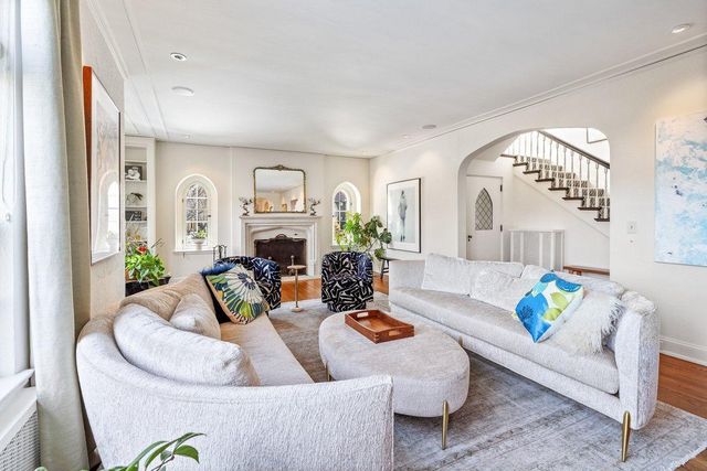 1014 Mount Curve Avenue, Minneapolis, MN 55403