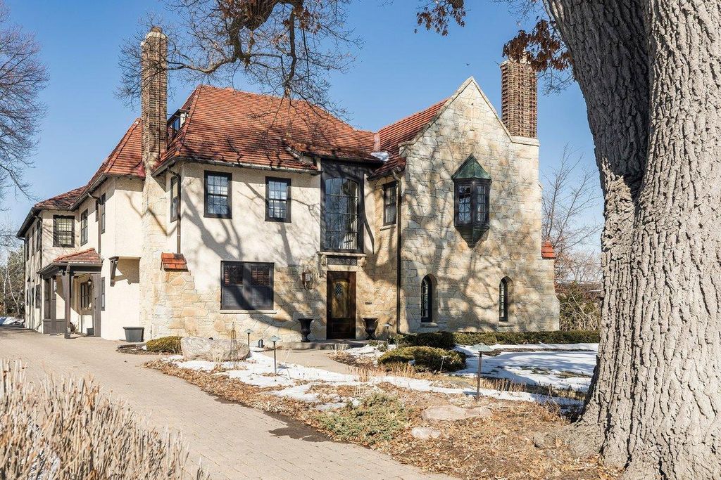 1014 Mount Curve Avenue, Minneapolis, MN 55403