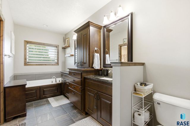 2405 S Durango Cir Circle, Sioux Falls, SD 57110