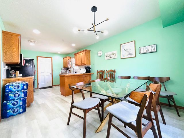 2852 S Pinehurst Avenue, Springfield, MO 65807