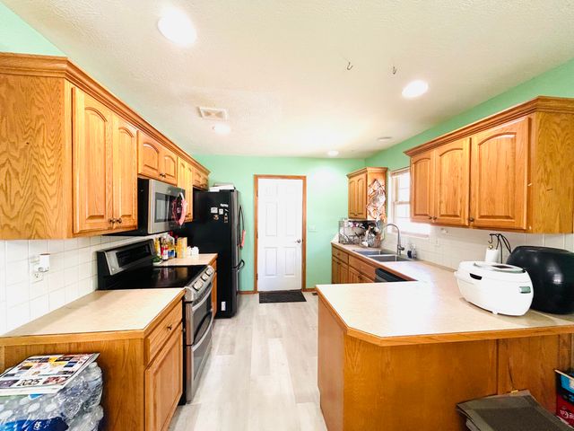 2852 S Pinehurst Avenue, Springfield, MO 65807