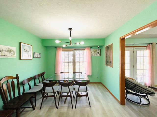 2852 S Pinehurst Avenue, Springfield, MO 65807