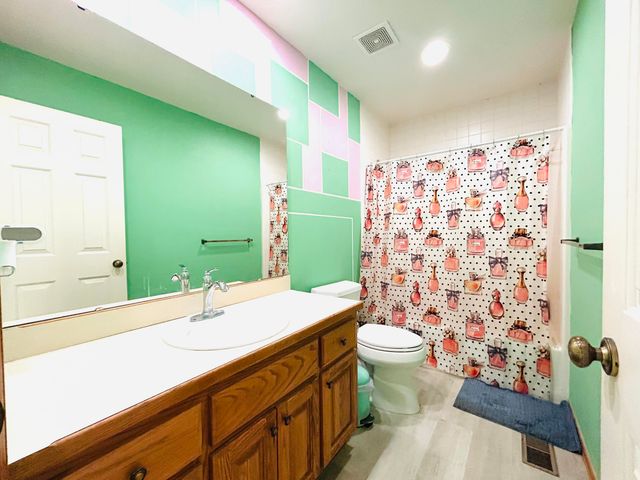 2852 S Pinehurst Avenue, Springfield, MO 65807