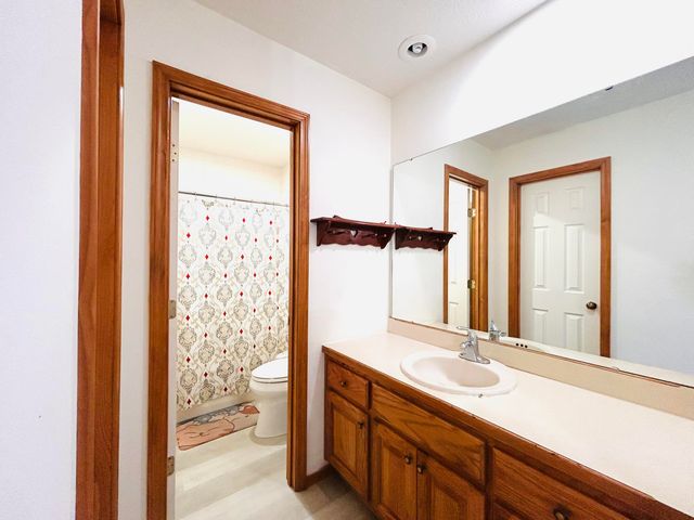 2852 S Pinehurst Avenue, Springfield, MO 65807