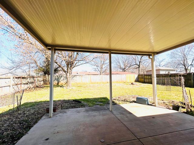 2852 S Pinehurst Avenue, Springfield, MO 65807