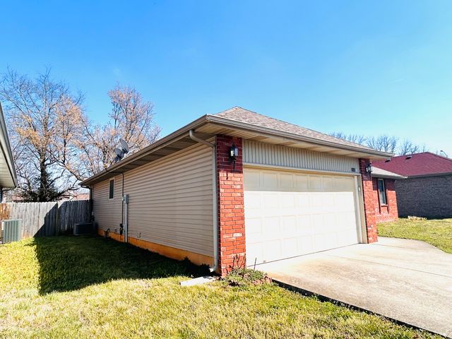 2852 S Pinehurst Avenue, Springfield, MO 65807