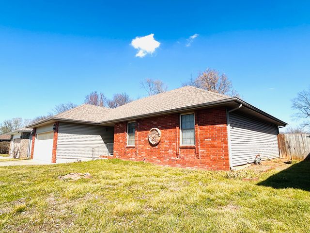 2852 S Pinehurst Avenue, Springfield, MO 65807