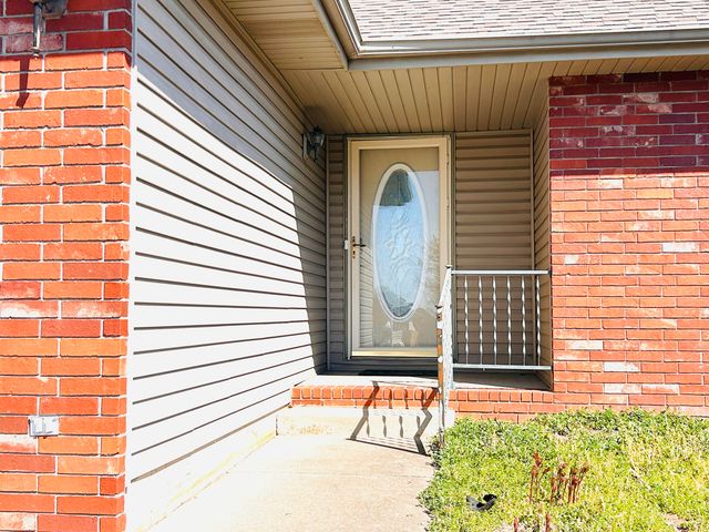 2852 S Pinehurst Avenue, Springfield, MO 65807