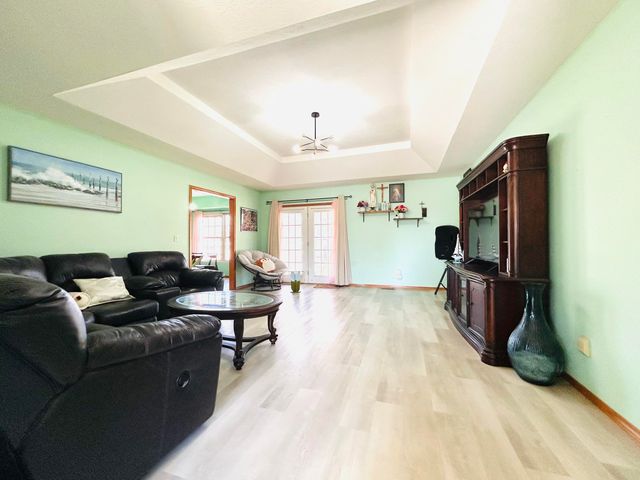 2852 S Pinehurst Avenue, Springfield, MO 65807