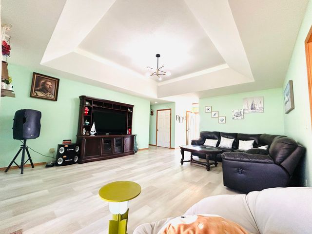 2852 S Pinehurst Avenue, Springfield, MO 65807