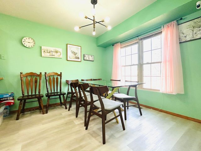 2852 S Pinehurst Avenue, Springfield, MO 65807