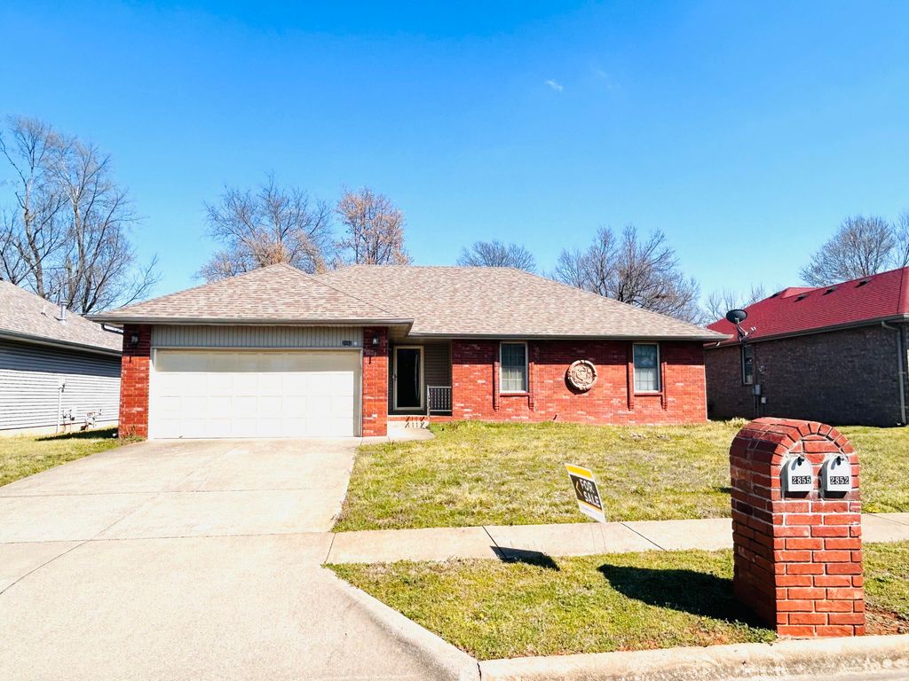 2852 S Pinehurst Avenue, Springfield, MO 65807