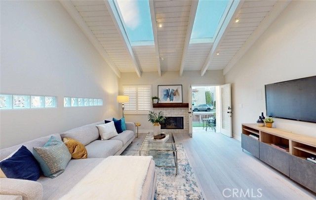 322 12 th, Huntington Beach, CA 92648