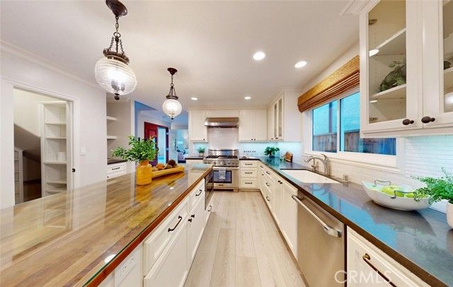 322 12 th, Huntington Beach, CA 92648