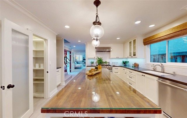 322 12 th, Huntington Beach, CA 92648