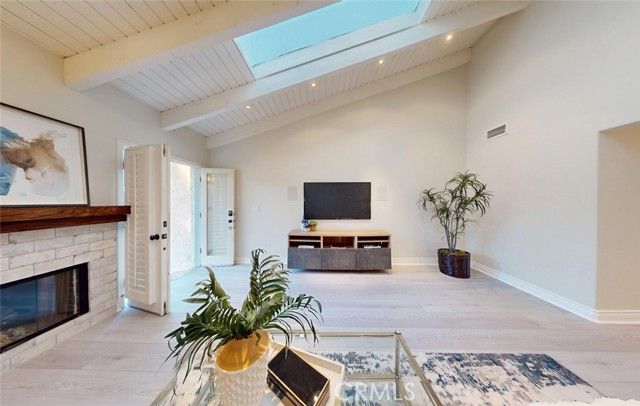 322 12 th, Huntington Beach, CA 92648