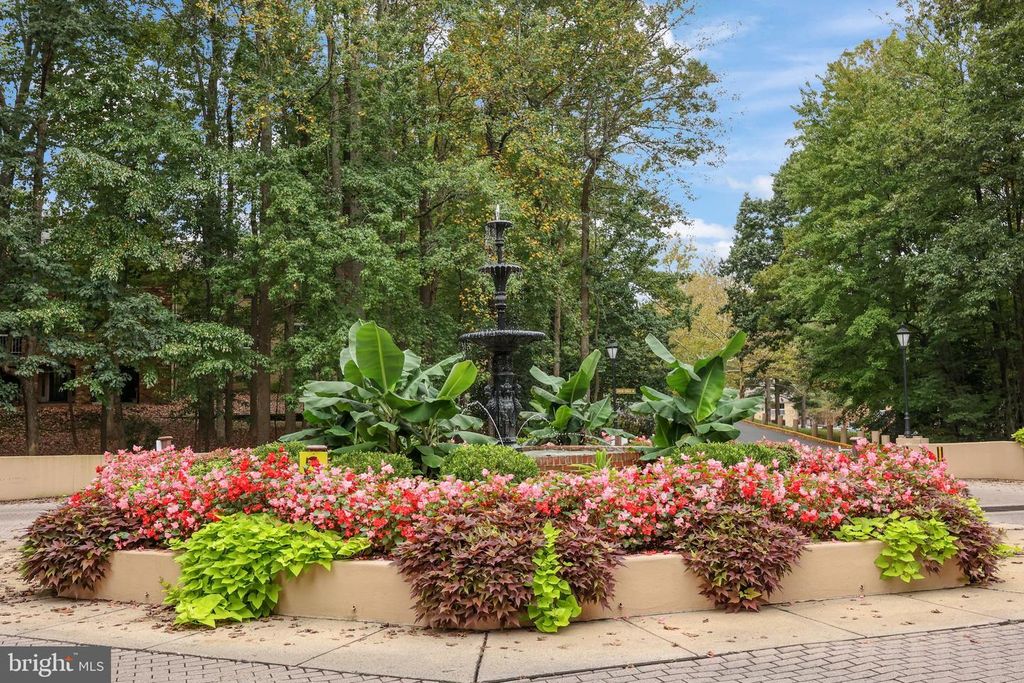 5837 COVE LANDING RD #101, Burke, VA 22015