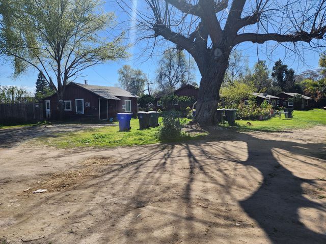 245 W Oakland Street, Farmersville, CA 93223