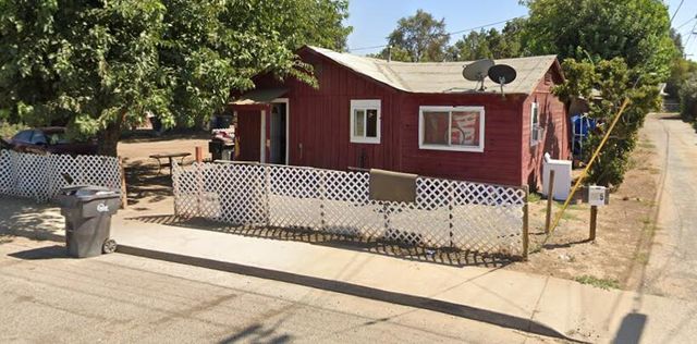 245 W Oakland Street, Farmersville, CA 93223